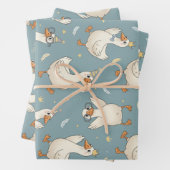 Dummer-Gans-Party – blauer Hintergrund mit Federn Geschenkpapier Set (Beispiel)