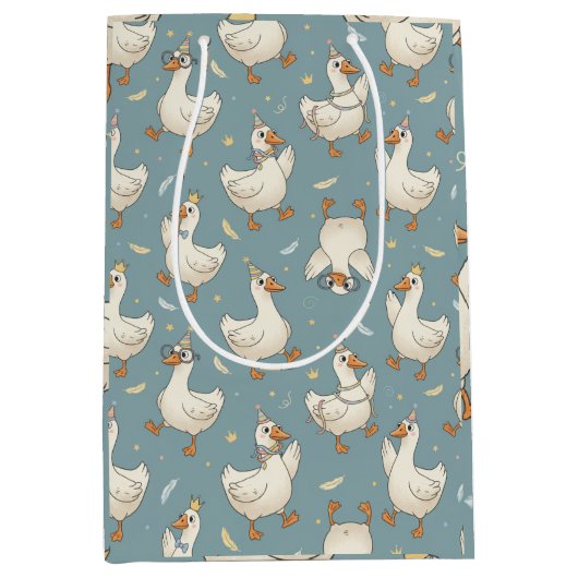 Dummer-Gans-Party – blauer Hintergrund mit Federn Mittlere Geschenktüte (Vorderseite)