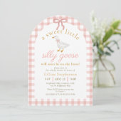 Dummer Gänse-Rosa-Bogen-Gingham-Baby-Shower-Tor Einladung (Stehend Vorderseite)