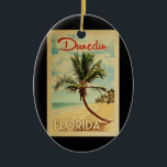 Dunedin Palm Tree Vintage Travel Keramik Ornament<br><div class="desc">Ein einzigartiges Retrodesign aus der Mitte des Jahrhunderts,  das moderne Dunedin Florida im Stil eines Vintage-Reiseplakats druckt. Es verfügt über eine geschwungene Palme am Sandstrand mit Ozean unter einem blauen bewölkten Himmel.</div>