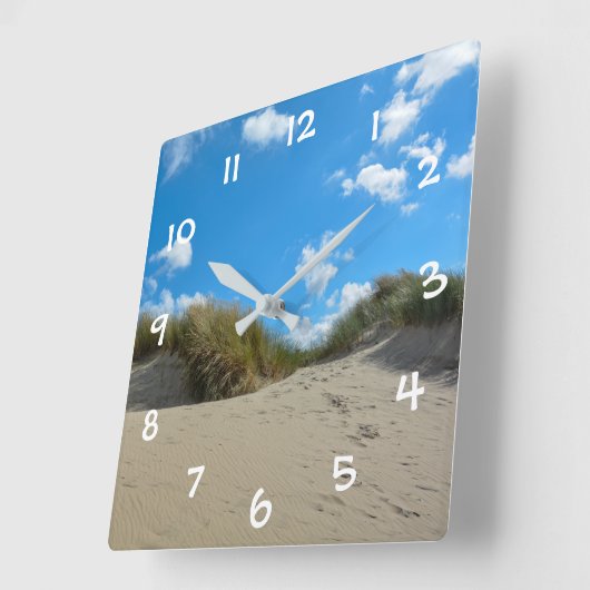 Dünen mit blauem Himmel - Quadratische Wanduhr (Winkel)