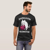 Dungeon Meowster - DnD Dungeon Master Cat mit D20 T-Shirt (Vorne ganz)