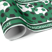 Dunkel-grüner Fußballball-Collage Geschenkpapier (Rolleneckpunkt)