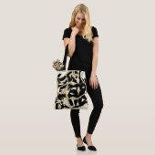 Dunkel- und beigefarbene Schrotte oder Klebeband Tasche (Am Model)