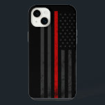 Dunkel und geraubt | Fire Fighting Red Line Flag iPhone 14 Plus Hülle<br><div class="desc">Mit einem einzigartigen und unterradaren Aussehen, das für viele eine große Anziehungskraft hat, wird dieser iPhone OtterBox Defender Fall leicht den Kopf drehen. Das Gehäuse verfügt über eine dunkle und bedrückte Feuerwehrflagge mit einer leuchtenden roten Linie, die durch die Mitte führt. Die rote Linie ist eine symbolische Darstellung der US-Feuerrettung....</div>