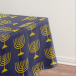 Dunkelblau| Chanukah Hanukkiyah| MENORAH Tischdecke<br><div class="desc">Elegante dunkelblaue MENORAH Tabletts,  die mit Imitaten goldene Menorah in einem gefliesten Muster zeigt. Ein minimalistisches,  einfaches,  elegantes Design,  das speziell für Ihre Hanukah Feiern geeignet ist.  Erhältlich in anderen Farben,  oder Sie können die Farbe ändern,  indem Sie auf Weitere anpassen und wählen Sie aus der Farbpalette.</div>