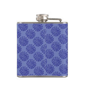 Dunkelblau gestreiftes Kreismuster auf blau Flachmann (Rückseite)