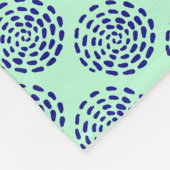 Dunkelblau gestreiftes Kreismuster auf blau Fleecedecke (Ecke)