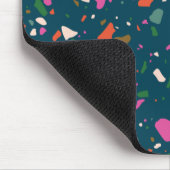 Dunkelblau grün mit rosa Orange Aquamarin Terrazzo Mousepad (Ecke)