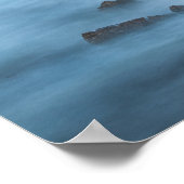 Dunkelblau-lange Exposition von Felsen im Meer Poster (Ecke)