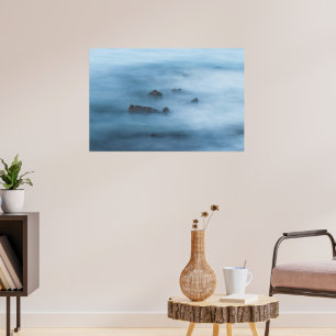 Dunkelblau-lange Exposition von Felsen im Meer Poster