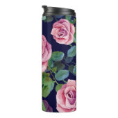 Dunkelblau, rosa Rosen Wasserfarbe. Thermosbecher (Nach rechts gedreht)