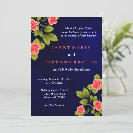 Dunkelblau und Korallen Rose Blume Hochzeit Einladung (Stehend Vorderseite)