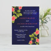 Dunkelblau und Korallen Rose Blume Hochzeit Einladung (Stehend Vorderseite)