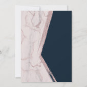 Dunkelblau und rosa Rosenmarmor Chic Moderne Hochz Einladung (Rückseite)