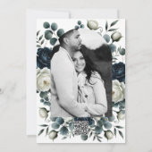 Dunkelblau & weiß Moderne Blumengrün Hochzeit Einladung (Rückseite)