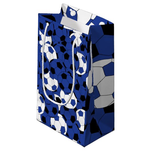 Dunkelblaue Fußball-Collage Kleine Geschenktüte (Vorderseite Schrägansicht)