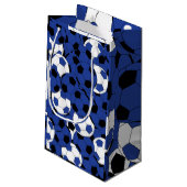 Dunkelblaue Fußball-Collage Kleine Geschenktüte (Rückseite Schrägansicht)