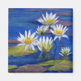 Dunkelblaue Gewässer mit Magnet für Blume der Weiß