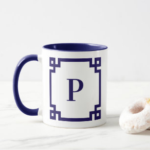 Dunkelblaue griechische Schlüsselgrenzenmonogramm Tasse