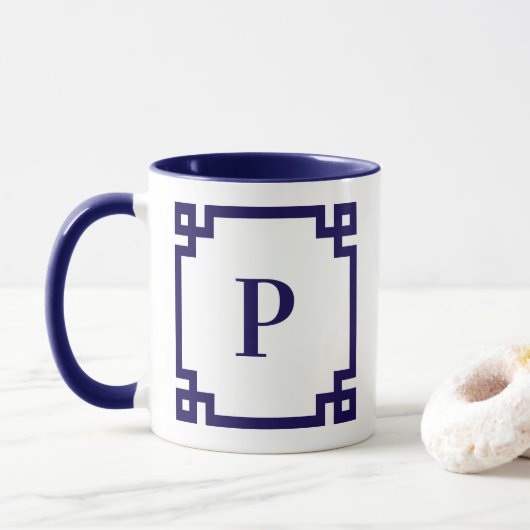 Dunkelblaue griechische Schlüsselgrenzenmonogramm Tasse (Mit Donut)