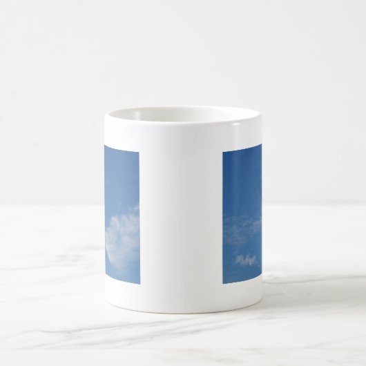 dunkelblaue Himmelswolken Kaffeetasse (Mittel)