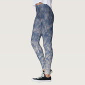 Dunkelblaue Leggings mit bewölktem Himmel (Links)