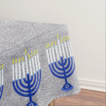 Dunkelblaue Menorah silberne Wohngestaltung Tischdecke<br><div class="desc">Elegante mittlere Größe 60 Zoll durch 84-Zoll-Silbergewebe-Blicktischdecke mit einer Grenze des dunklen Marineblaus Hanukiahs mit weißen Kerzen. Karo mein Geschäft für koordinierenParty-Teller, dienende Servierplatten, Servietten und anderen glücklichen Chanukkah Dekor. Dieser ursprüngliche Kunstentwurf würzt oben das Chanukka-Partytabellen- oder -familienabendessen. Der kundenspezifische Text in der Mitte addiert eine personalisierte Touch, aber es...</div>