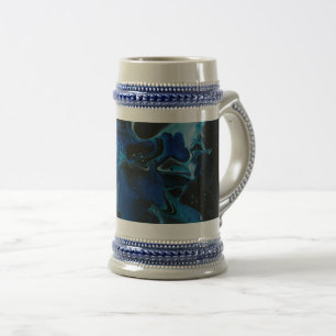 Dunkelblaue psychedelische Flüssigkeit Bierglas