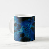 Dunkelblaue psychedelische Flüssigkeit Kaffeetasse (Vorderseite Links)
