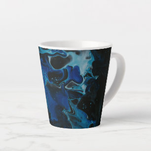 Dunkelblaue psychedelische Flüssigkeit Latte Tasse