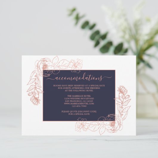 Dunkelblaue Rose Gold Floral Hochzeitsinformatione Begleitkarte (Stehend Vorderseite)