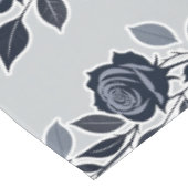 Dunkelblaue Rosen mit silbernen Blättern Tischdecke (Schrägansicht)