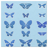 Dunkelblaue Schmetterlinge, himmelblauer Hintergru Stoff (Nahaufnahme)