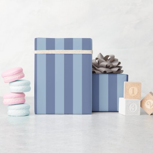 Dunkelblaue und hellblaue Streifen Geschenkpapier (Babyparty)