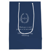 Dunkelblaue, weiße Blätter Oval-Kranz-Monogramm-Ho Mittlere Geschenktüte (Rückseite)