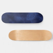 Dunkelblaue Wolken Skateboard (Horizontal)