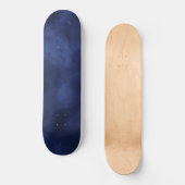 Dunkelblaue Wolken Skateboard (Vorderseite)