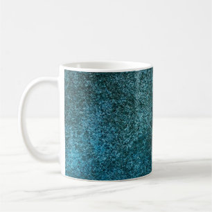 Dunkelblauer Hintergrund, der eine raue Oberfläche Kaffeetasse