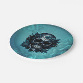 Dunkelblauer Schädel mit Rose. Pappteller (Schrägansicht)