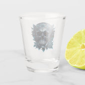 Dunkelblauer Schädel mit Rose. Schnapsglas (Rückseite)