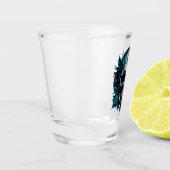 Dunkelblauer Schädel mit Rose. Schnapsglas (Links)