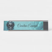 Dunkelblauer Schädel mit Rose. Schreibtischnamensplakette (Vorderseite )