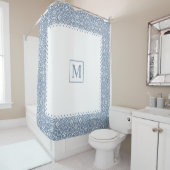 Dunkelblaues Damastmuster, weißer Rahmen und Monog Duschvorhang (Beispiel)