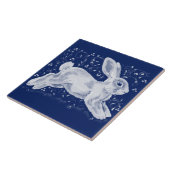 Dunkelblaues Kaninchenwirbel mit dunklem, weißem K Fliese (Seite)