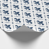 Dunkelblaues Lilie-Muster auf weißem Hintergrund Geschenkpapier (Ecke)