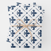 Dunkelblaues Lilie-Muster auf weißem Hintergrund Geschenkpapier Set (Beispiel)