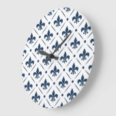 Dunkelblaues Lilie-Muster auf weißem Hintergrund Große Wanduhr (Winkel)