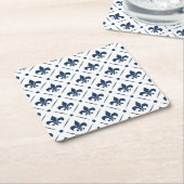 Dunkelblaues Lilie-Muster auf weißem Hintergrund Rechteckiger Pappuntersetzer (angewinkelt)