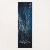 Dunkelblaues Meerwasser abstrakt Monogram Yogamatte (Vorderseite)